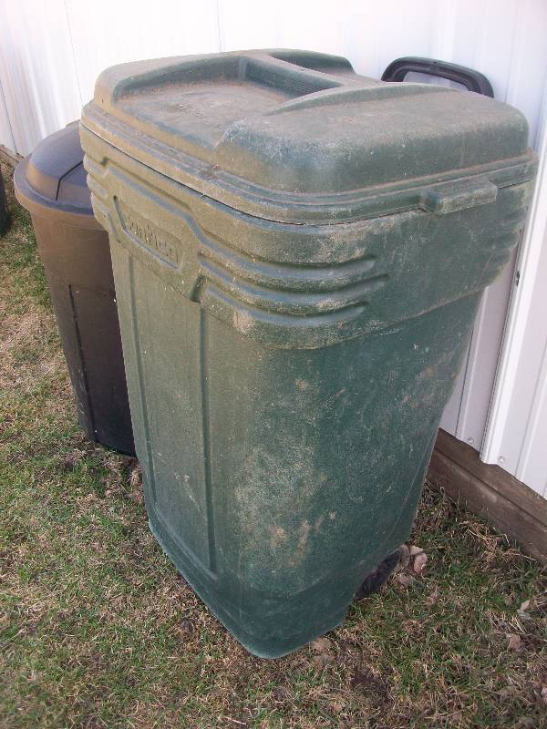lot 89 image: Trash Cans