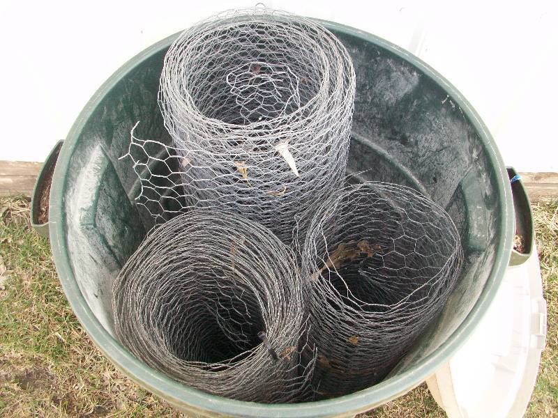 lot 90 image: Garbage Can & Chicken Wire