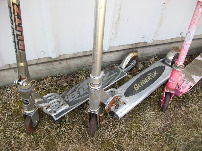 lot 95 image: Kids Scooters