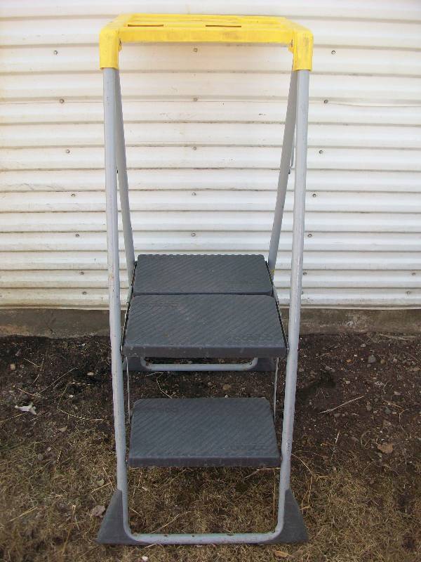lot 96 image: Cosco Step Stool