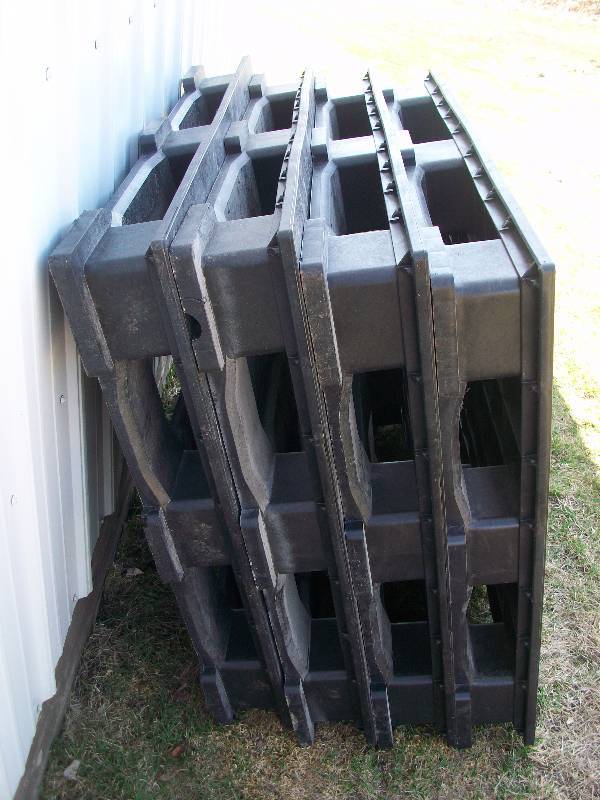 lot 92 image: Plastic 4 Way Pallets