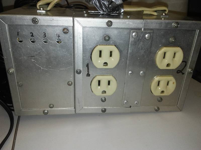 lot 97 image: 8 Outlet Rheostat Box, powers up