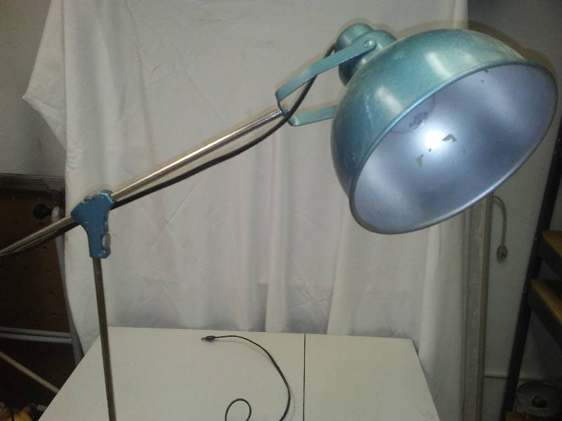 lot 124 image: Vintage 60s Tripod Lamp Metallic Blue