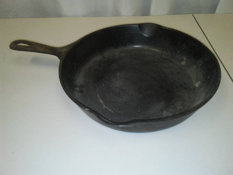 lot 130 image: Cast Fry Pan 10 inch, Wagner Ware Australia