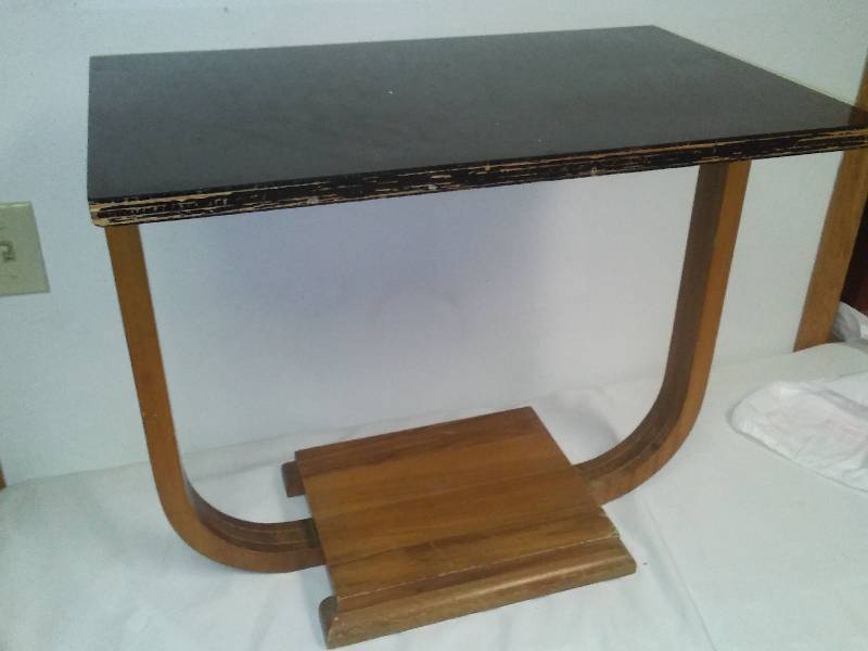 lot 147 image: Mid-Century Modern End Table by Modecraft. 24 x 15 x 22.