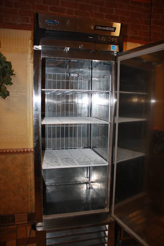 lot 1 image: Norlake, AdvantagEdge, Mod #R23-S, single door commercial refrigerator, NSF-7, caster mounted, 115 volts, 7.5 amps, 27x31x84H, complete wkey & manu