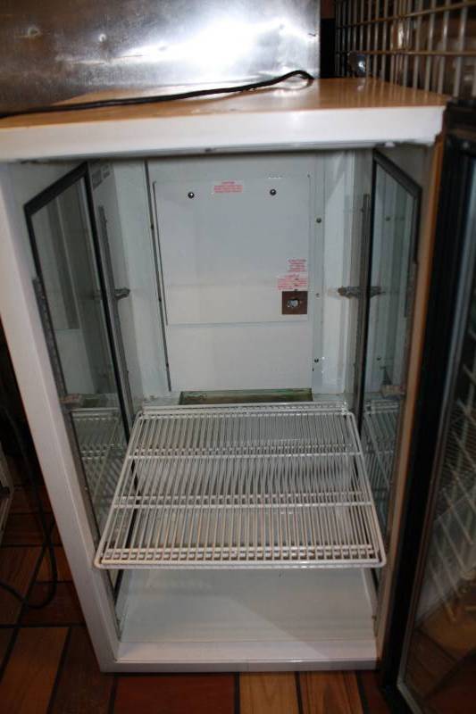 lot 19 image: Beverage-Air, Mod #UR30G, counter top glass door refrigerator, NSF, 115 volts, 6.0 amps- Runs Cools,