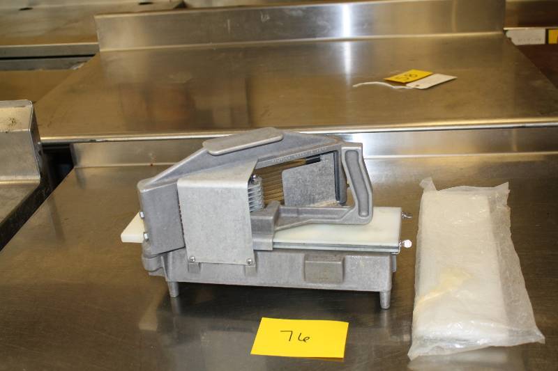 lot 76 image: Vegetable Slicer with extra board