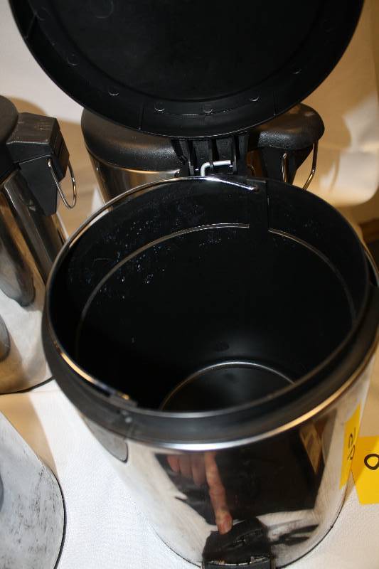 lot 95 image: Small Trash Cans with Foot Lever