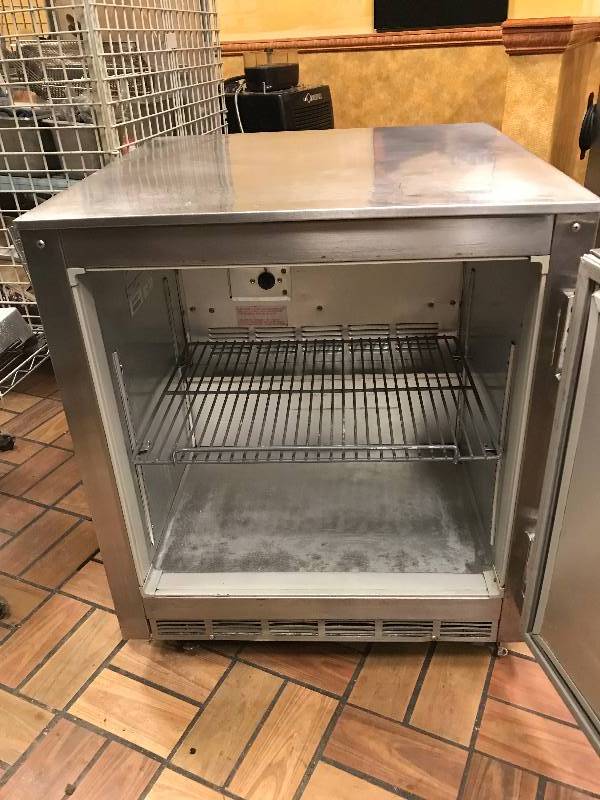 lot 6 image: Beverage Air, Mod #UCR27A-23, under counter refrigerator, NSF, SN 5609901, 115 volts, 7.0 amps, caster mounted, , RunsCools