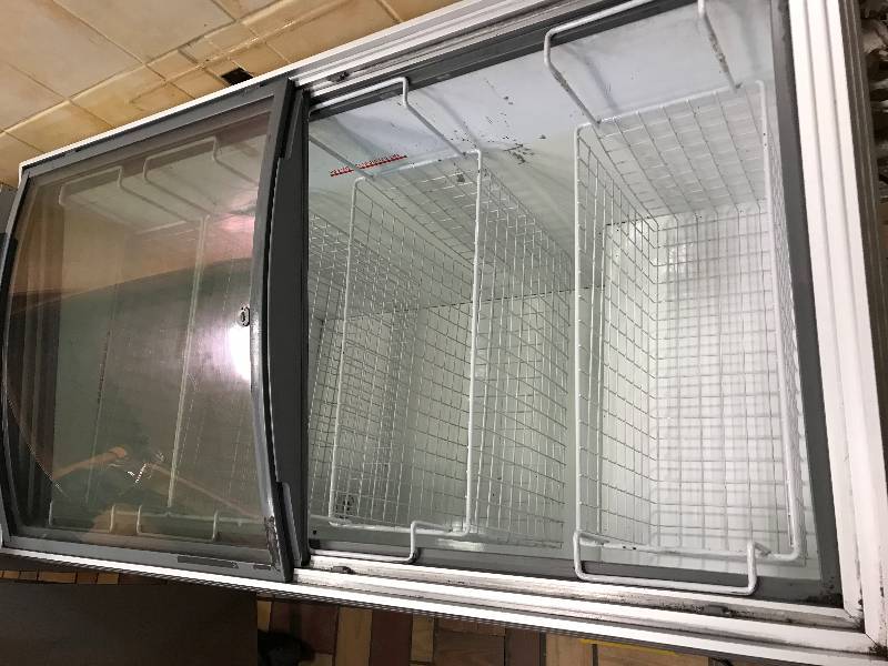 lot 4 image: Superior Two Door Diplay Freezer