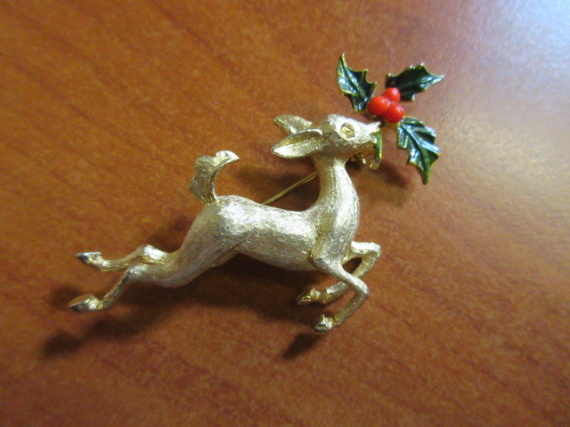 lot 303 image: VINTAGE HATTIE CARNEGIE PIN
