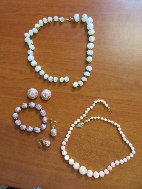 lot 305 image: STONE JEWELRY