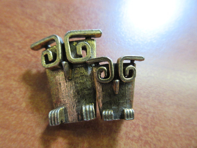 lot 308 image: GOLD AND SILVER COLOR JEWELRY