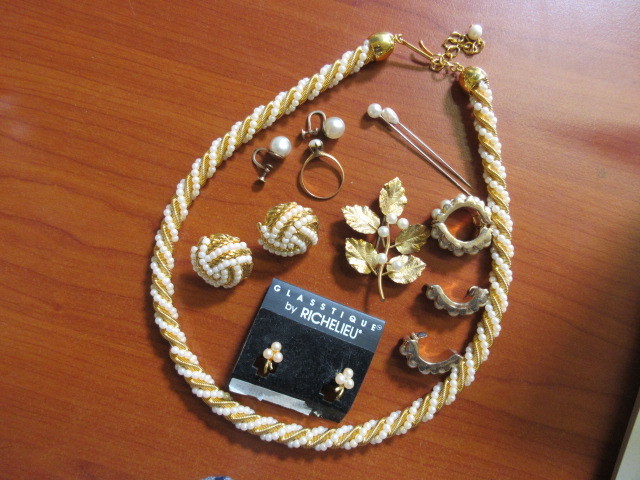 lot 309 image: GOLDTONE AND PEARL JEWELRY