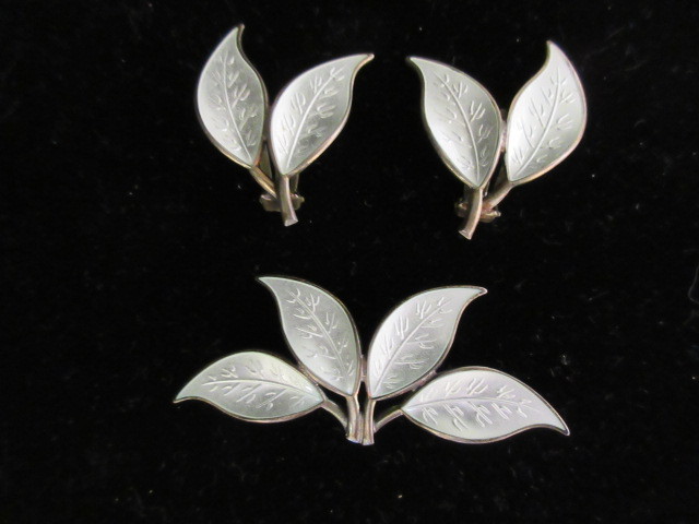 lot 312 image: DAVID ANDERSEN SIGNED STERLING NORWAY WHITE ENAMEL LEAF SET