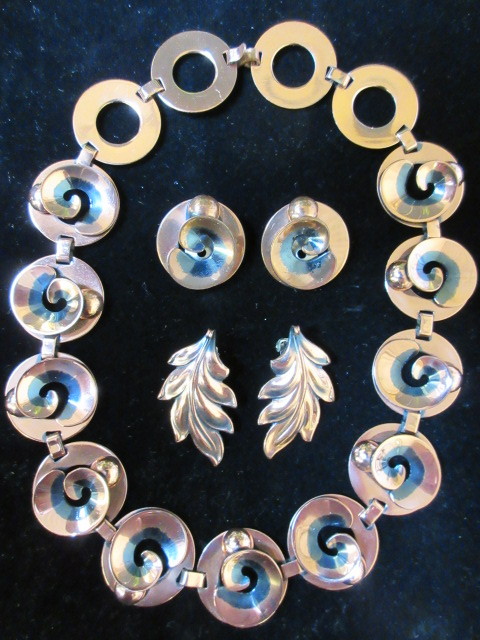 lot 316 image: RENOIR SIGNED COPPER CIRCLE NECKLACE, EARRINGS & LEAF CLIPS