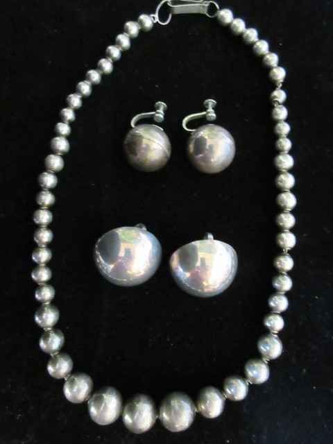 lot 318 image: STERLING BEAD NECKLACE AND EARRINGS