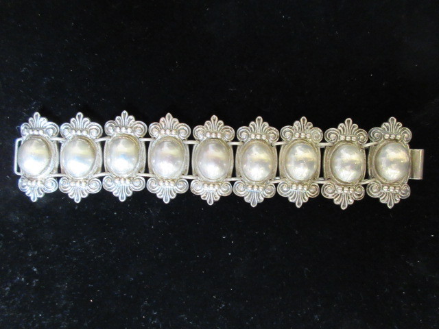 lot 321 image: LARGE STERLING OVAL FLORAL PANEL BRACELET