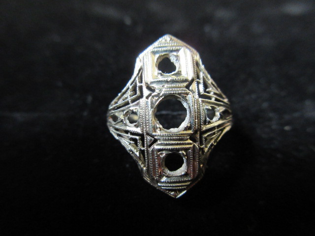 lot 323 image: ANTIQUE 14K WHITE GOLD SEMI MOUNT RING