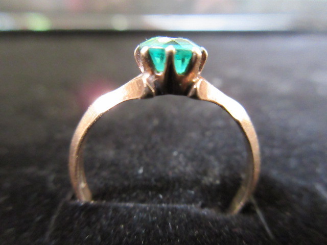 lot 325 image: VINTAGE ROSE GOLD MAY BIRTHSTONE RING