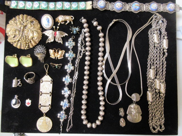 lot 327 image: VINTAGE RETRO COSTUME JEWELRY