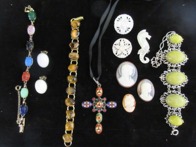 lot 329 image: GENUINE STONE VINTAGE RETRO JEWELRY