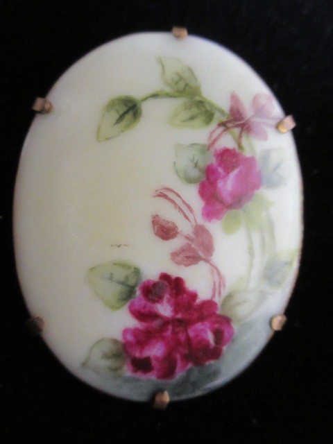 lot 330 image: VICTORIAN GILT PORCELAIN HAND PAINTED PINS