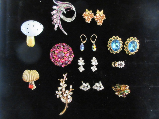 lot 331 image: VINTAGE JEWELRY WITH BLING