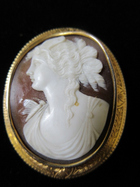 lot 334 image: 10K YG FINE SHELL CAMEO PINPENDANT