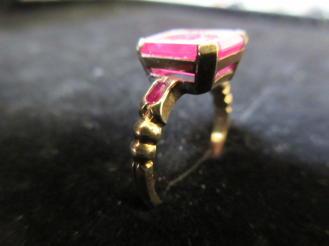 lot 335 image: 14K YG SYNTHETIC RUBY INTAGLIO VINTAGE RING