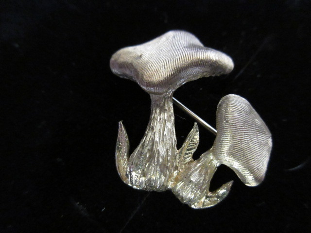 lot 336 image: 14K YG FJC FINE JEWLERS GUILD MUSHROOM BROOCH