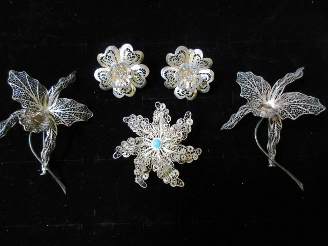 lot 339 image: ANTIQUE SILVER WIRE WORK FLORAL JEWELRY COLLECTION
