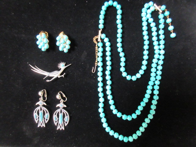 lot 341 image: TURQUOISE FASHION JEWELRY INCLUDING TRIFARI