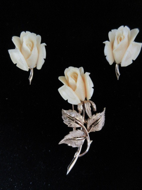 lot 346 image: SIGNED & NUMBERED BOUCHER LARGE PIN AND EAR CLIP SET