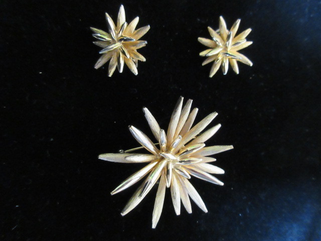 lot 347 image: BOUCHERER VINTAGE GOLD TONE PIN AND EAR CLIPS