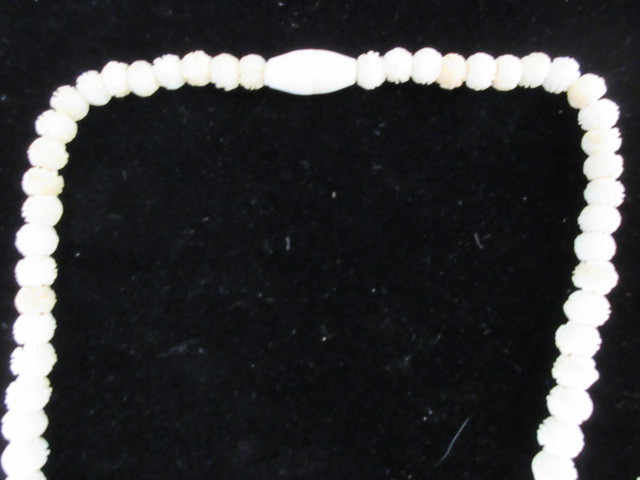 lot 350 image: IVORY COLORED SCREW BACK EARRINGS, PIN, BRACELET & NECKLACE