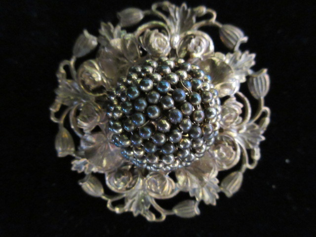 lot 359 image: SIGNED MIRIAM HASKELL GOLD TONE LARGE BROOCH