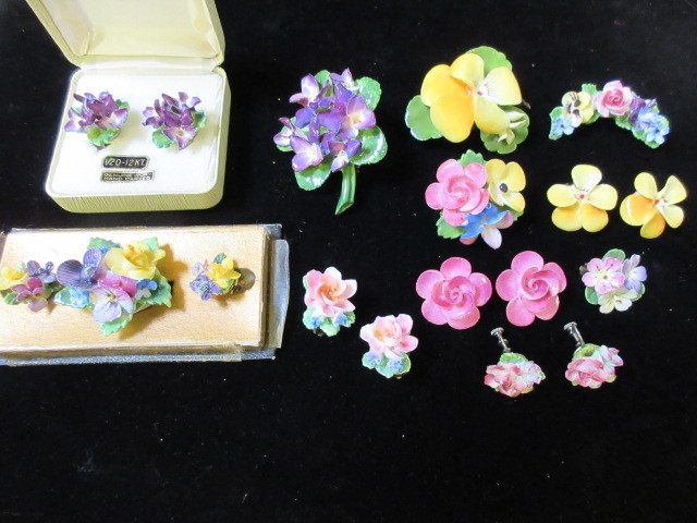 lot 367 image: VINTAGE FLORAL JEWELRY