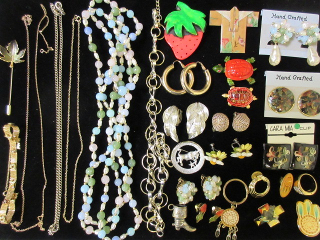 lot 368 image: FASHION JEWELRY