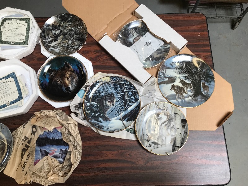 LOT OF WOLF THEMED COLLECTOR PLATES