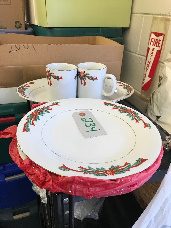 HOLIDAY POINSETTIA & RIBBON CHINA SET