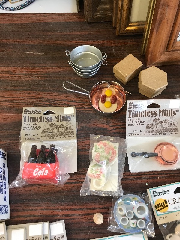 LARGE LOT OF MINIATURE ACCESSORIES AND HOUSEWARES
