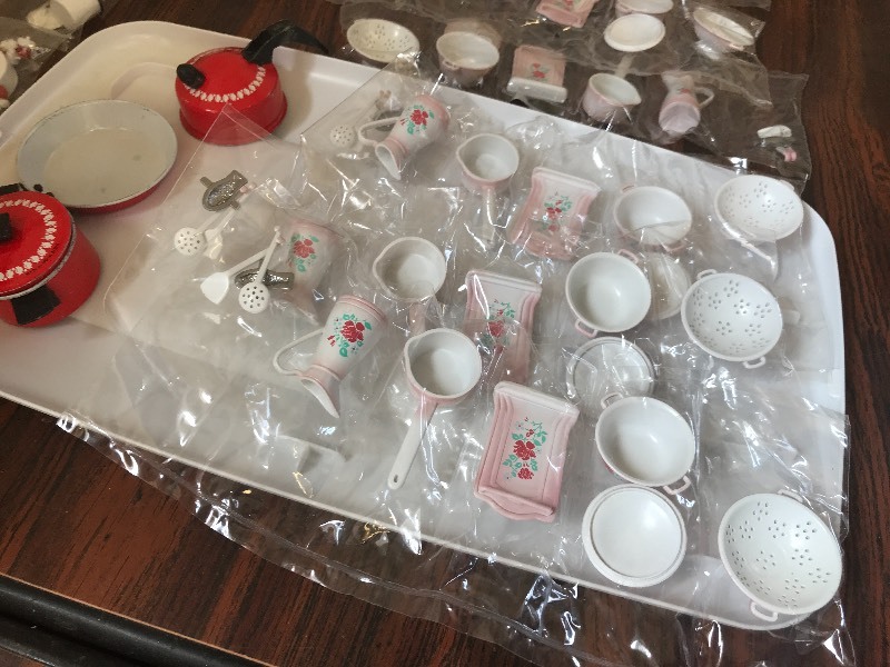 LOT OF MINIATURE TOY SET AND DECORATIVE PLACE SETTINGS