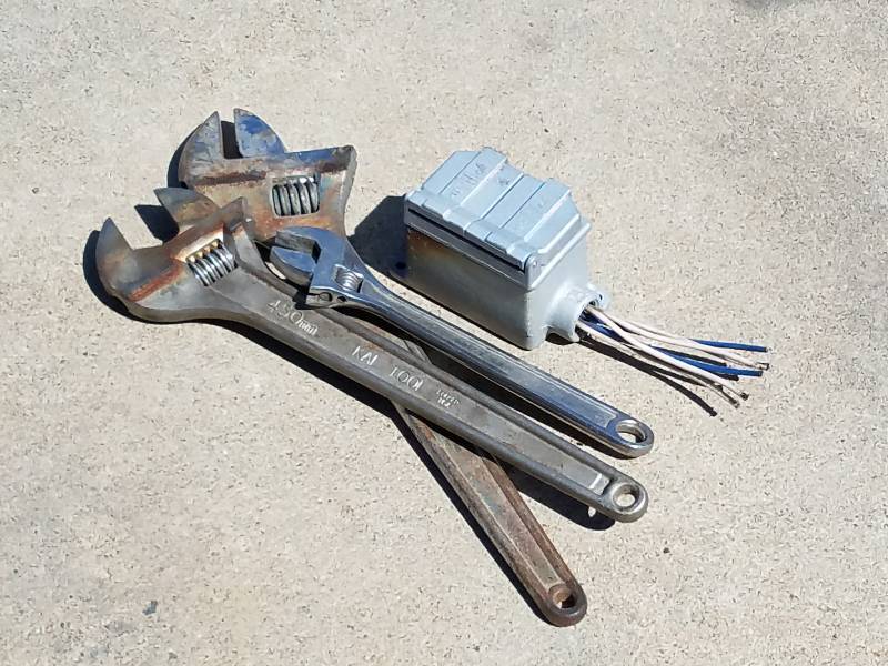 WRENCHES, METAL OUTLET