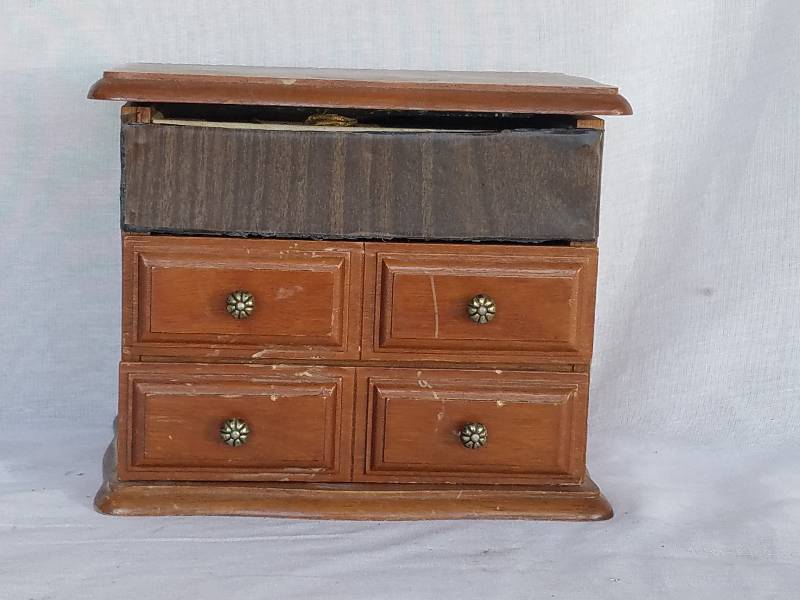 JEWELRY BOX W JEWELRY