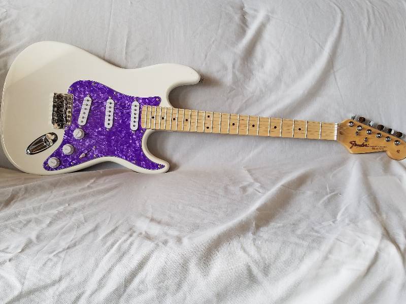 FENDER ELECTRIC GUITAR