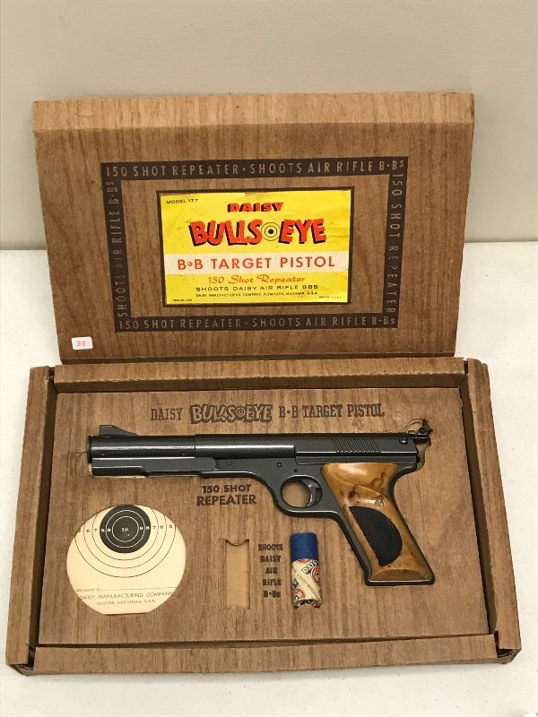 lot 37 image: Daisy Bullseye BB Target Pistol, 15...