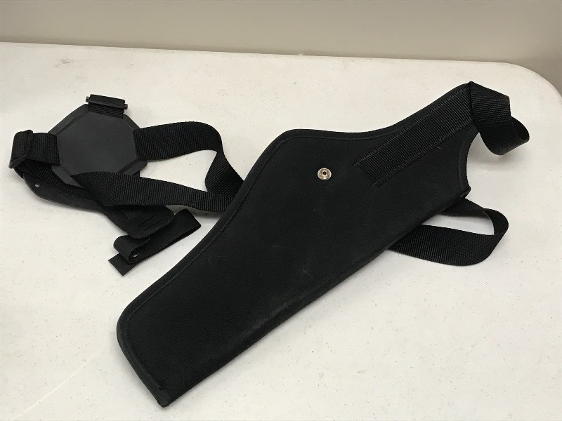 lot 69 image: Uncle Mikes Sidekick 44-Mag Holster...