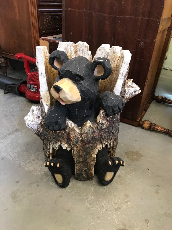 lot 417 image: PLASTIC BEAR IN LOG LAWN ORNAMENT